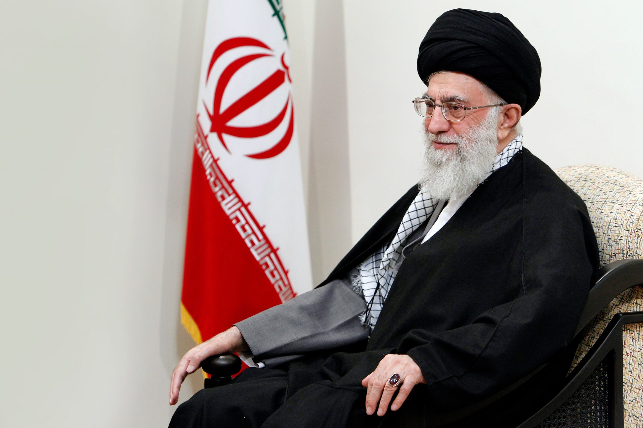 رهبر معظم انقلاب در دیدار هزاران نفر از کارگران: عدم همکاری بانک‌ها با جمهوری اسلامی بدلیل «ایران‌هراسی» آمریکاست/ اخلال و خدعه می‌کنند و بعد گلایه‌مندند که چرا ما بدبینیم/ وارد کردن اجناسی که مشابه داخلی دارند «مطلقاً ممنوع»