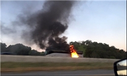 تصاویر/ آتش سوزی اتوبوس کارکنان اَپل