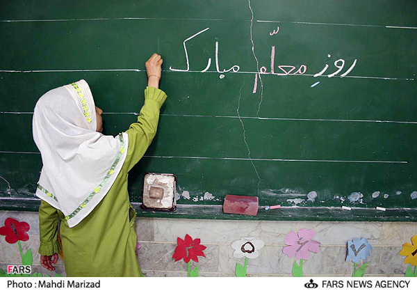 به‌بهانه تکریم از معلم و معلمی / رسالت پیامبری، دغدغه‌های معیشتی، کرامت معلمی که زیر چرخ‌دنده‌های معضلات مادی، استخوان خرد می‌کند!