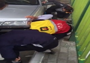 لحظه دلخراش بیرون کشیدن دختر جوان از زیر ماشین + فیلم