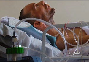 قهرمان سنگین وزن کشتی در میدان زندگی مبارزه می کند + فیلم