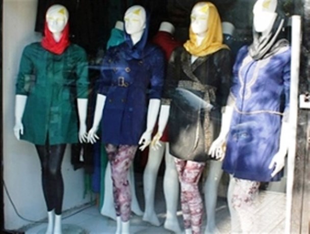 بعد از ساپورت‌پوشی؛ مانتوهای شیشه‌ای و جلوباز جلوه‌ای از پوشش در مازندران/ واقعاً به کجا می‌رویم؟!