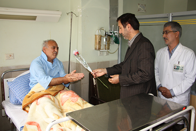 اهداء گل به بیماران و کارکنان بیمارستان تأمین اجتماعی حکمت ساری + تصاویر