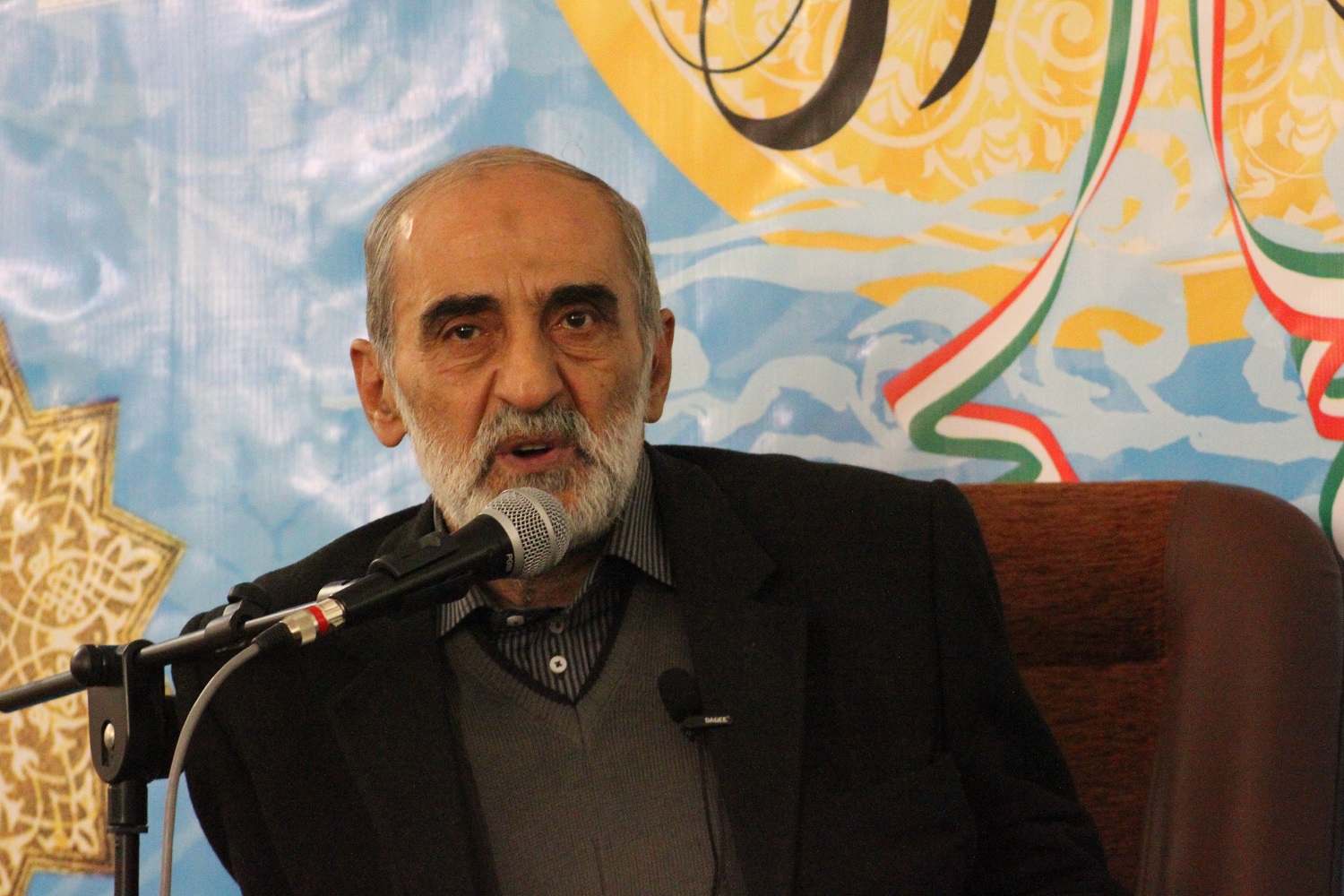 حسین شریعتمداری: از نقطه شروع مذاکرات، صدها گام به عقب برداشته ایم/ روحانی دروغ پردازان کاسه لیس را از اطراف خود براند