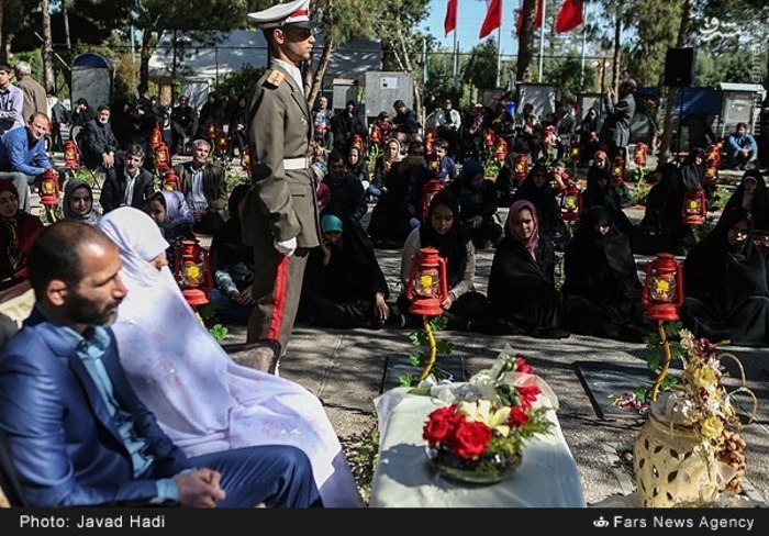 عکس/ مراسم عقد یک زوج در گلزار شهدای گمنام