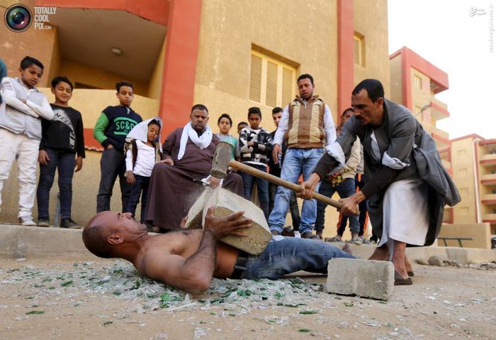 فرعون قاهره;مردی که شیشه و میخ میخورد