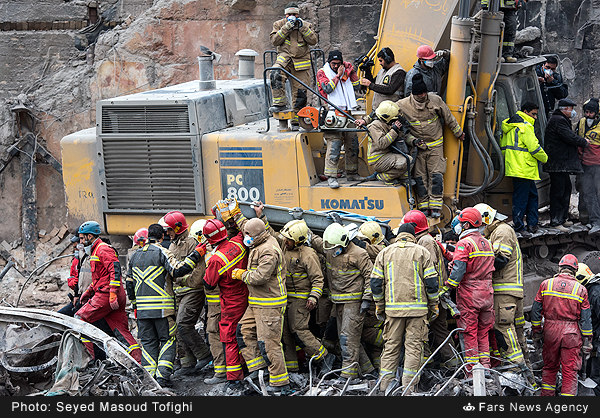 حادثه پلاسکو به روز هشتم رسید/ در حال بروز رسانی; پیکر ۱۲ شهید بیرون کشیده شد/ آوار برداری تا ۱- پیش رفته است/ پیکر ۴ شهروند پیدا شد/ ۳ آتش‌نشان زیر آوارند/ آتش هنوز در قسمت شمال غربی خاموش نشده است/ کار تشخیص هویت اجساد آغاز شده است/ هویت ۳ جانباخته مشخص شد
