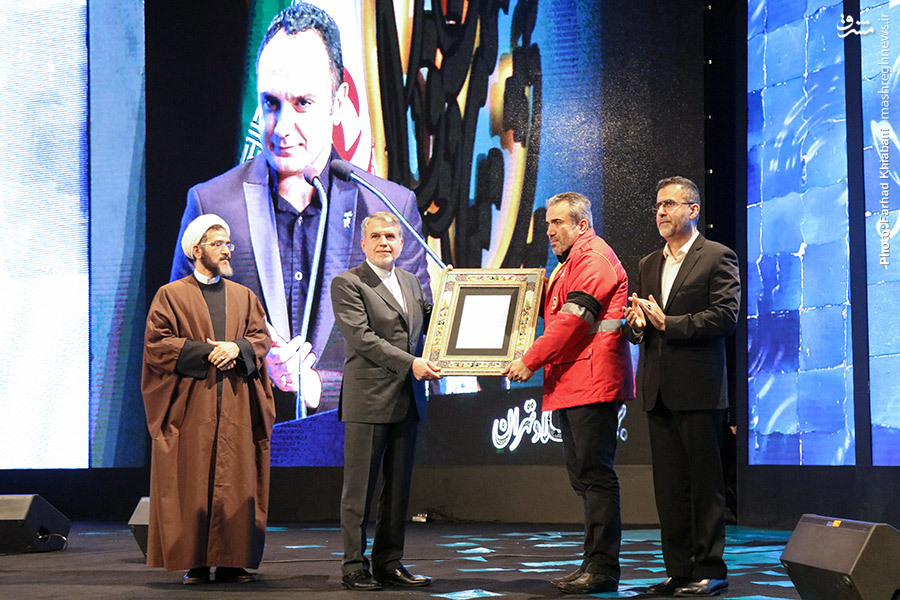 افتتاحیه جشنواره ۳۵ فیلم فجر؛ سینمای ایران به احترام آتش‌نشانان تمام قد ایستاد/ صالحی امیری: جشنواره فیلم فجر جشنواره نشاط و امید خواهد بود / ایوبی: سینمای امید تحقق یافت