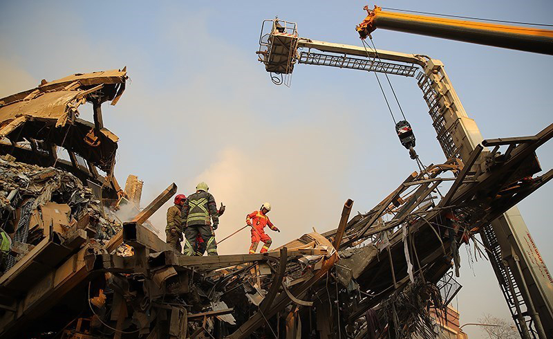 حادثه پلاسکو به روز سوم رسید/«آتش‌فشان» پلاسکو خاموش نشده است/ جدیدترین عکس‌ها از بخش سالم پلاسکو/ شهادت ۳ آتش‌نشان/ انجام ۵۰ درصد آواربرداری/ اسامی مفقودان آتش نشانی/ ۱۶ آتش‌نشان زیر آوار هستند/ روند تونل‌سازی ادامه دارد/ انتشار آخرین مکالمه رئیس‌ ایستگاه ۴/ سوختگی ۲ آتش‌نشان در عملیات آواربرداری و نجات