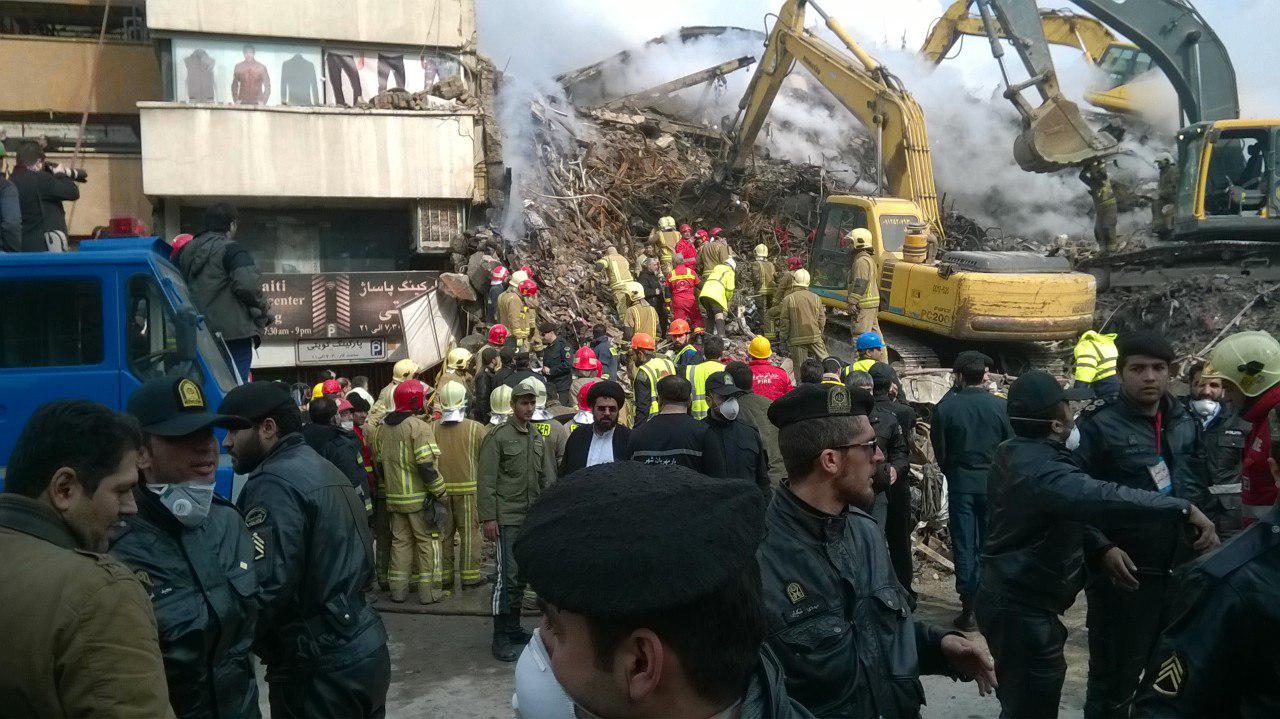 حادثه پلاسکو به روز چهارم رسید/ در حال بروز رسانی; کشف تعداد قابل توجهی از تجهیزات آتش‌نشانان در ضلع جنوب غربی پلاسکو/ شهادت ۳ آتش‌نشان/ تدفین آتش‌نشانان شهید در قطعه ۵۰ شهدا/ امکان ریزش پاساژ کویتی‌ها/ انجام ۶۰ درصد آواربرداری/ ۱۳ آتش‌نشان زیر آوار هستند