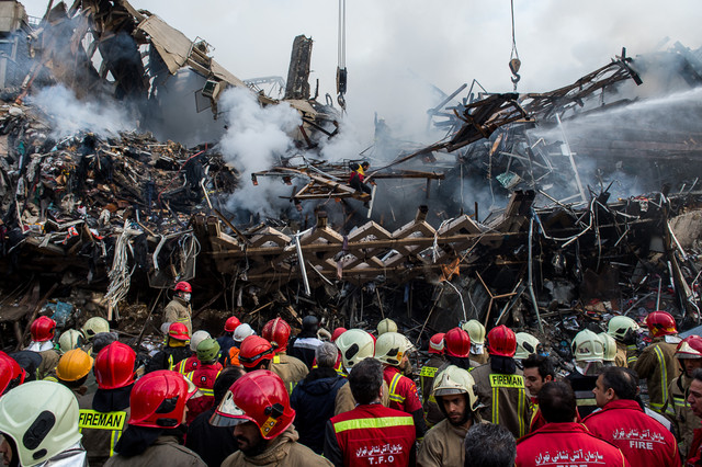 حادثه پلاسکو به روز ششم رسید/ در حال بروز رسانی; ناگفته‌های حادثه پلاسکو از زبان یک آتش‌نشان/ جست‌وجوها ادامه دارد/ از دیروز تاکنون پیکری یافت نشده است/ تدفین آتش‌نشانان شهید در قطعه ۵۰ شهدا