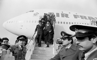 بازگشت امام به میهن/ «انقلاب اسلامی» خلاصه در ولایت فقیه می‌شود