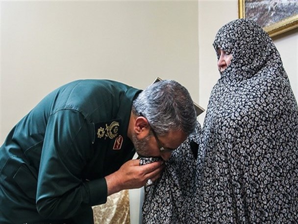 حاشیه‌‌نگاری ازحضور رئیس‌ سازمان‌ بسیج در منزل شهید تازه تفحص شده؛ گفت‌وگوی تاثیرگذار سردار غیب‌پرور با خانواده شهید/سردار غیب‌پرور: فرزندتان در معراج الشهدا است/ مادر شهید: سایه امام خامنه‌ای مستدام