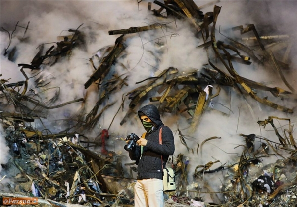 روایت‌ عکاس فارس از حادثه پلاسکو; لحظه‌های دردناکی که آتش‌نشانان دوستانشان را صدا می‌زدند/ نمی‌توانستم از خانواده قربانیان عکس بگیرم