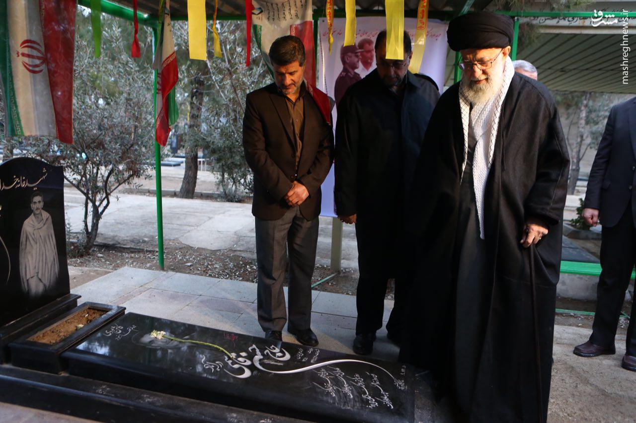 عکس/ حضور رهبرانقلاب بر مزار شهدای منا