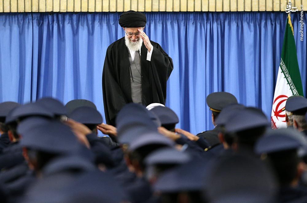 فرمانده کل قوا در دیدار فرماندهان و کارکنان نیروی هوایی ارتش: تحریم‌های سنگین با نیت فلج‌کردن ملت ایران را اوباما وضع کرد/ ترامپ چهره‌ واقعی آمریکا را نشان داد/ مردم ۲۲بهمن جواب تهدیدات را خواهند داد