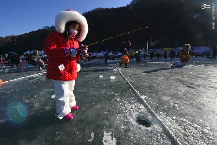مسابقه ماهیگیری در دریاچه یخ‌زده
