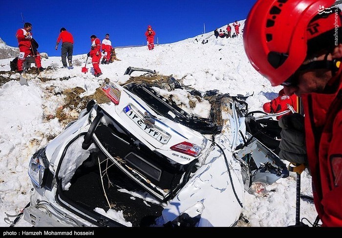 عکس/ امدادرسانی به مصدومان حادثه سقوط بهمن