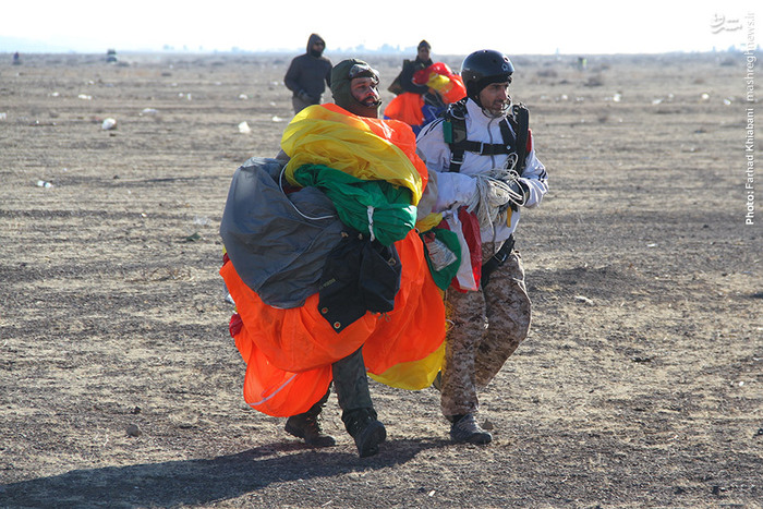 تمرین چتربازی نیروهای ویژه برای ۲۲بهمن