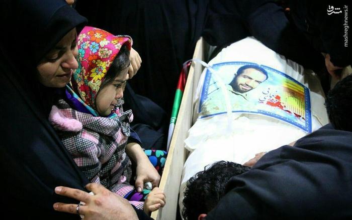 آخرین وداع دختر شهید نعمایی با پیکر پدرش