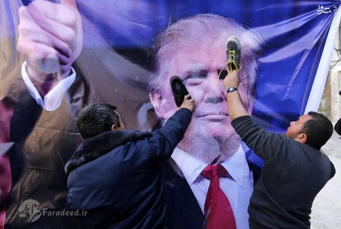 مراسم پرتاب کفش‌ به طرف ترامپ