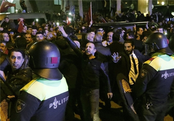 تنش میان آنکارا و آمستردام به اوج خود رسید; وزیر ترکیه در هلند بازداشت و به آلمان بازگردانده شد/ کنسولگری و سفارت هلند در ترکیه در محاصره پلیس/ درگیری پلیس هلند با هواداران اردوغان در روتردام