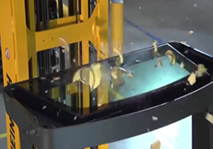 آزمایش شیشه نشکن برای خودرو + فیلم