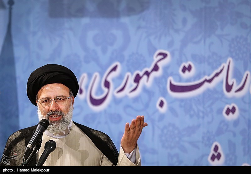 حجت‌الاسلام رئیسی در جمع مردم یزد: رقیب فقر و بیکاری در کشور هستم/ با طرح مسکن کرامت می‌توان مشکل بیکاری جوانان را حل کرد