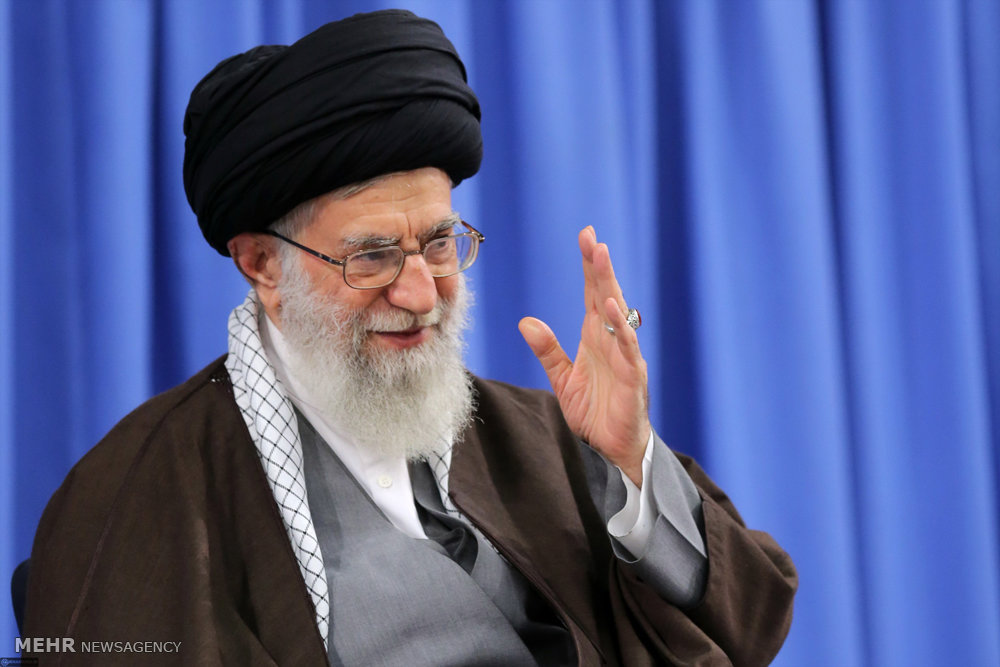 رهبر معظم انقلاب در دیدار مسئولان نظام و سفرای کشورهای اسلامی: کاندیداها به مردم قول دهند که برای بازکردن گره‌ها نگاهشان به بیرون از مرزها نباشد/ اتحاد و ایستادگی در مقابل زورگویان راه پیشرفت جهان اسلام است