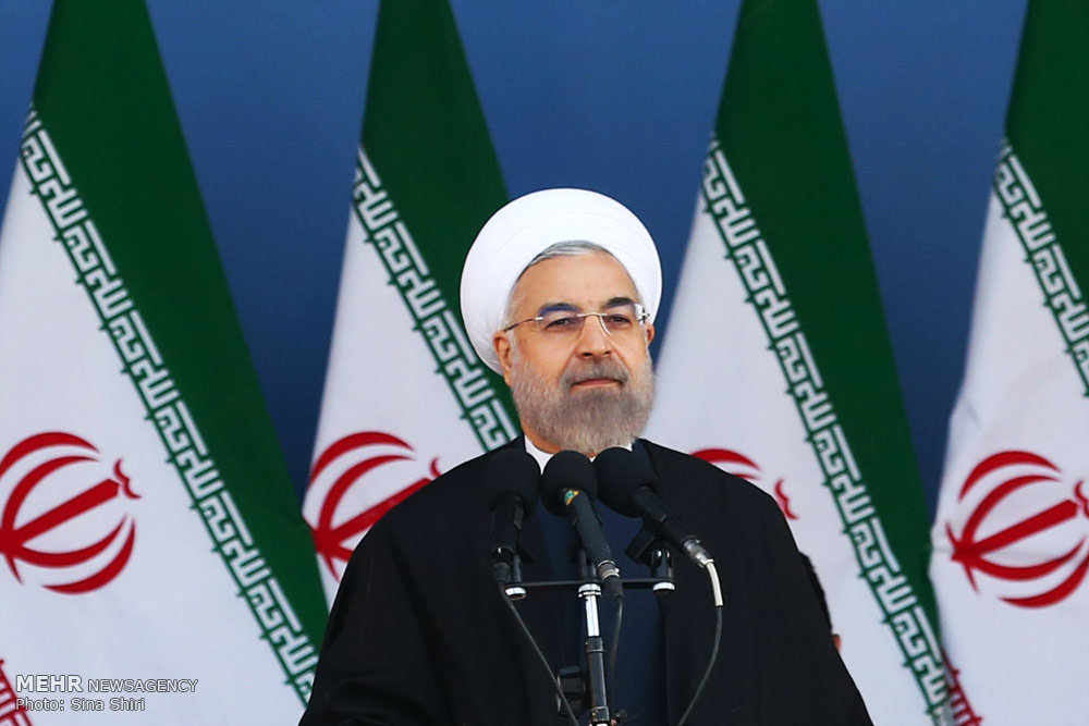 روحانی در مراسم روز ارتش: همسایگان بدانند نیروهای مسلح ما نگاهبان صلح و امنیت منطقه‌اند/ نشان داده‌ایم مقتدرانه پاسخ متجاوزان را خواهیم داد