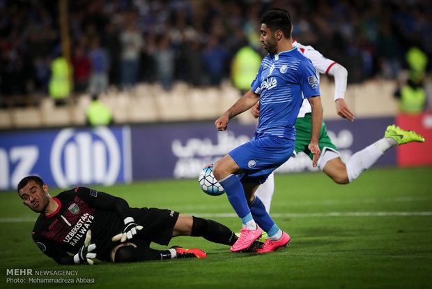 اخراج منصوریان و درگیری دو بازیکن استقلال روی نیمکت!