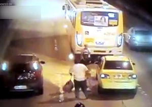 آتش گرفتن موتورسوار پس از حادثه + فیلم