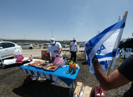 کباب خوردن صهیونیست‌ها در مجاورت زندانیان گرسنه + فیلم