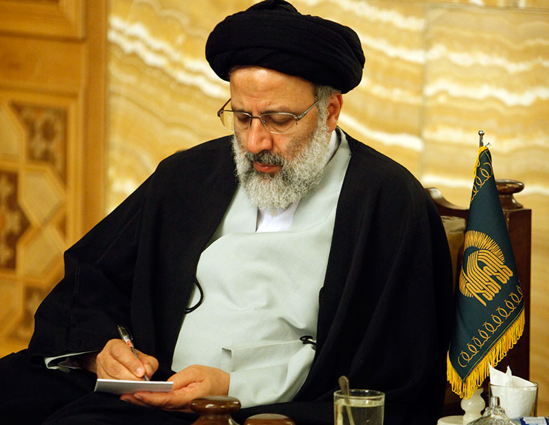 حجت‌الاسلام والمسلمین رئیسی در جمع دانشجویان: یک ریال «حق تولیت» نمی‌گیرم/ قبل از هرکسی رئیس دولت باید مدعی مبارزه با فساد باشد/ برنامه ما نجات اقتصاد و مدیریت کشور است