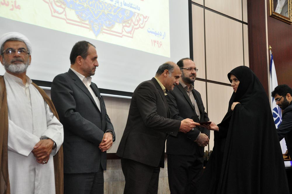 سرپرست خبرگزاری ایسنا مازندران رتبه برتر جشنواره خبرنگاران و روابط عمومی های منطقه ۲ کشور را کسب کرد+ عکس