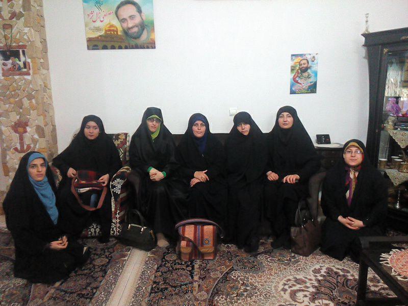 دیدار جمعی از بانوان فرهنگی آمل با خانواده شهید مصطفی زال نژاد+ تصاویر