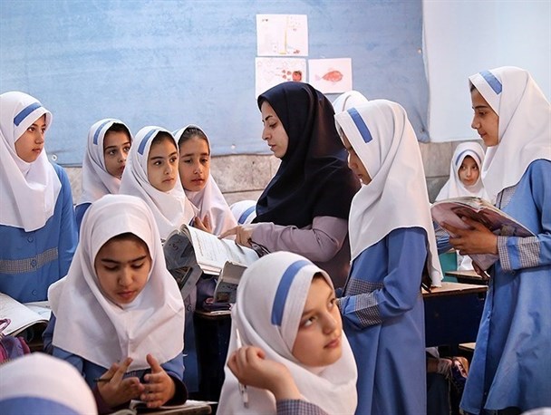 معلمانی با حقوق پایین و بدون بیمه/ چه کسی به تبعیض‌ها پایان می‌دهد؟