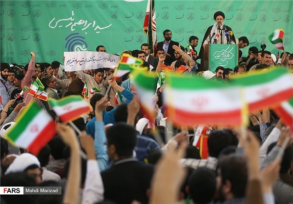 رئیسی در جمع پرشور مردم قم: چک برجام را برای ملت نقد می‌کنیم/ برخی کانتینری جنس می‌آورند و حقوق ملت را می‌برند