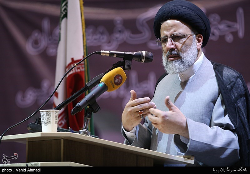 رئیسی در اجتماع بزرگ فرهنگیان: حقوق شهروندی این است که فرهنگیان ما دغدغه معیشت نداشته باشند/ برخی صندوق ذخیره فرهنگیان را اختصاصی خودشان کرده‌اند/ تصویب و اجرای سند ۲۰۳۰ به معنای تعلیق سند ملی تحول آموزش و پرورش است