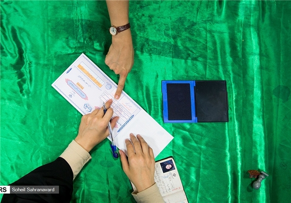 ماراتن انتخابات ۹۶ به پایان رسید/ حماسه ۴۰ میلیونی مردم در ۲۹ اردیبهشت/ اعتراض مردم مناطق محروم به توزیع ناعادلانه تعرفه‌ها/ کدخدایی: گزارش تخلفات انتخاباتی زیاد است/+ تصاویر