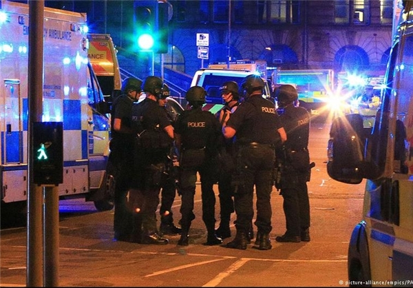 شب خونین انگلستان; انفجار در منچستر ۱۹ کشته و ده‌ها زخمی بر جای گذاشت/پلیس احتمال می‌دهد حادثه تروریستی باشد