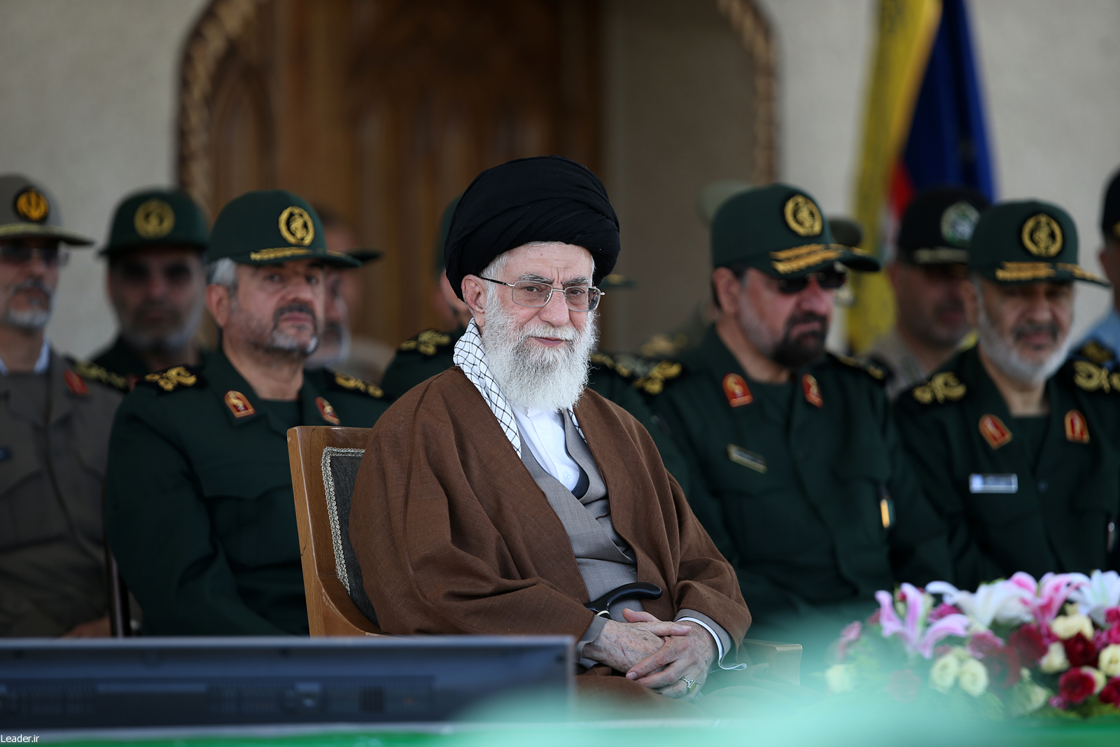 رهبر انقلاب در دانشگاه امام حسین(ع): کاندیداها مراقب باشند طراحی نیمه‌کاره دشمن را تکمیل نکنند/ هر کس بخواهد امنیت انتخابات را برهم بزند قطعاً سیلی خواهد خورد