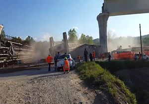 لحظه سقوط جرثقیل در ایتالیا + فیلم