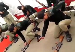 مهارت زنان ارتش هند در باز و بسته کردن اسلحه + فیلم