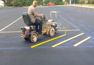 چگونه پارکینگ را خط کشی می‌کنند؟ + فیلم