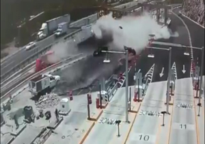 چپ کردن وحشتناک تریلی روی کارگران + فیلم