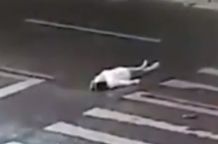 فیلم/ خودکشی دختر چینی وسط خیابان و بی‌تفاوتی مردم!(۱۸+)