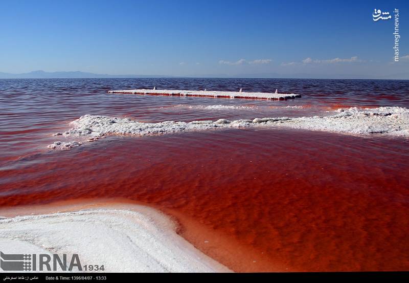 سُرخ شدن آب دریاچه ارومیه