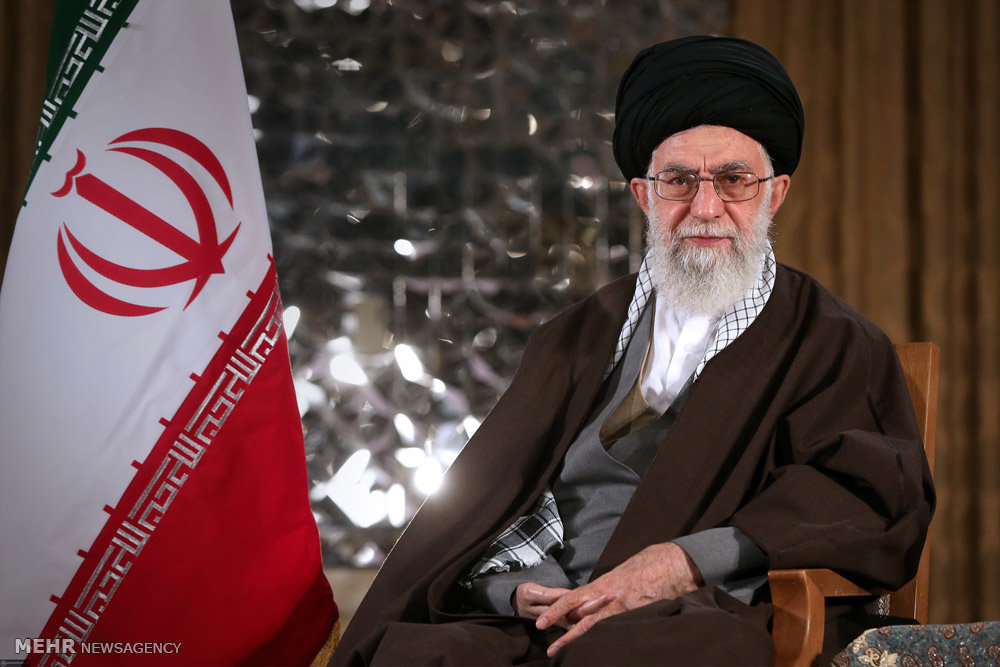 رهبر معظم انقلاب اسلامی در دیدار مسئولان و کارگزاران نظام: مسئولان باید با دشمن خارجی و عوامل داخلی او فاصله‌گذاری جدی کنند/نباید با تقسیم کردن مردم کار بزرگ ملت در انتخابات را خراب کرد/آمریکا خود تروریست و تروریست‌پرور است