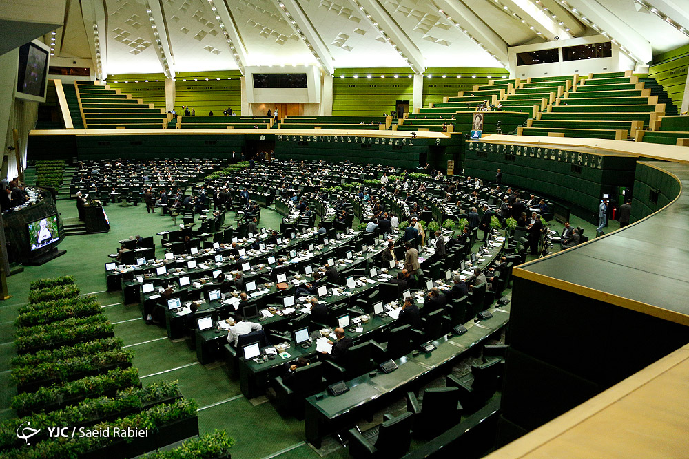 تیراندازی افراد ناشناس در راهروهای مجلس و حرم امام راحل/ مامور حفاظت مجروح شد/یک ضارب در حرم خود را منفجر کرد+ فیلم